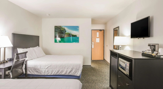 Четырёхместный номер Standard Americas Best Value Inn & Suites-Birch Run