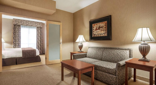 Двухместный люкс Days Inn & Suites by Wyndham Strathmore