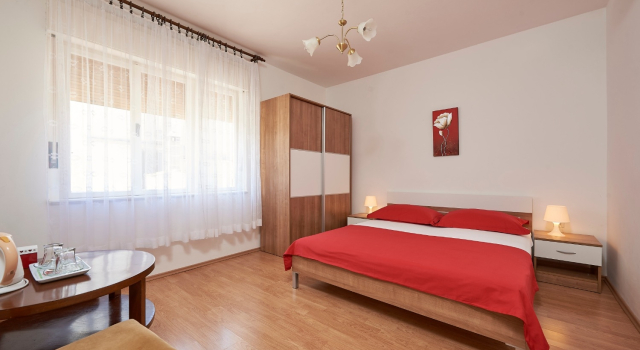 Room Ivo - with garden: R2 Trogir, Riviera Trogir, Забронировать Апартаменты/квартира Трогир 