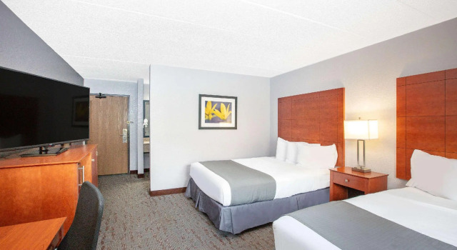 Четырёхместный номер Standard AmericInn by Wyndham Ankeny/Des Moines