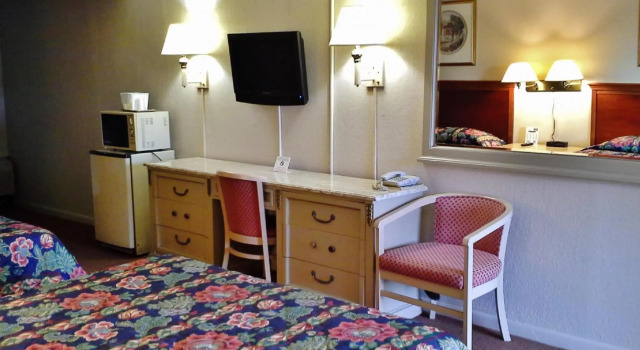 Holiday Motel, Book Motel Berea Kentucky