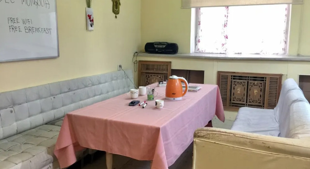 Кровать в общем номере с балконом Travel Mongolia Guesthouse