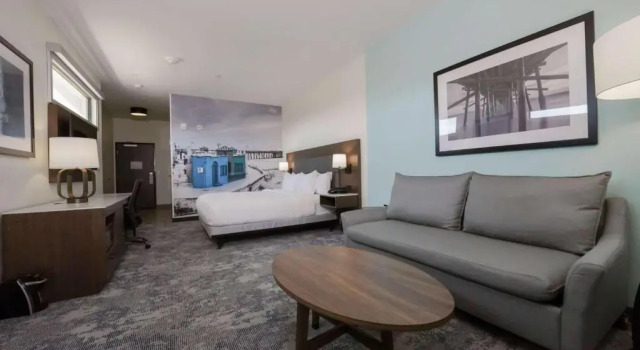Люкс с частичным видом на океан La Quinta Inn & Suites by Wyndham Santa Cruz