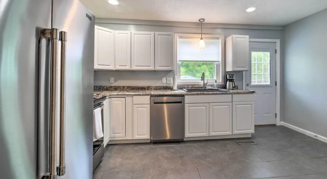 Коттедж Morgantown Home w/ Deck ~ 2 Mi to WV University!