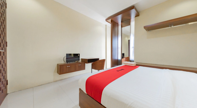 RedDoorz Syariah near Alun-Alun Pelabuhan Ratu, Book Hotel Pelabuhanratu West Java