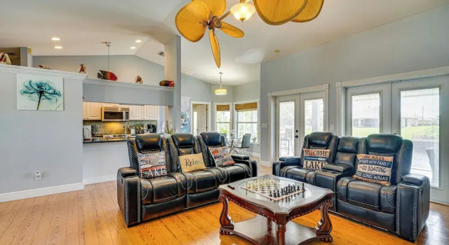 Коттедж Lakefront Cape Coral Getaway w/ Furnished Lanai!