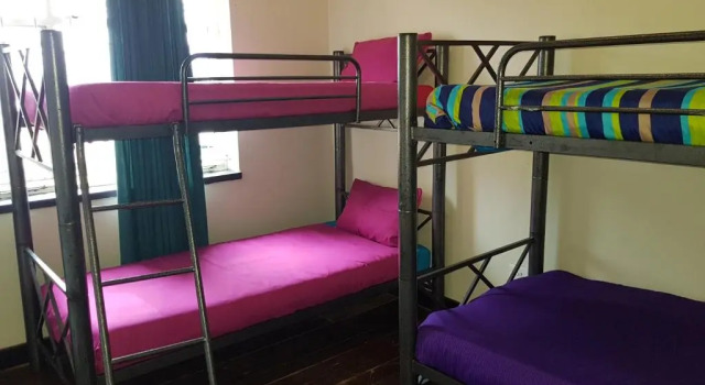 Кровать в общем номере Travel Lodge Sabie