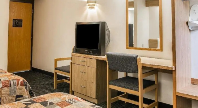 Номер Standard Days Inn by Wyndham Flint/Bishop International Airport