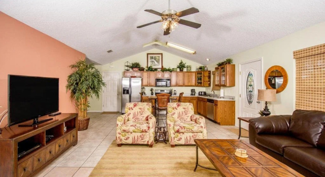 Avery's Beach Bungalow by Distinctive Beach Rentals, Book Feriehus Hoteller i Butler Beach med pool, Swimmingpool