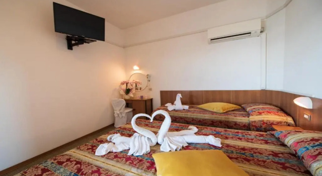 Четырёхместный номер Standard seafront Hotel Majestic
