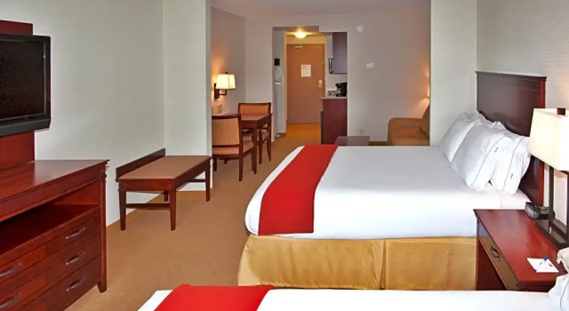 Четырёхместный люкс Holiday Inn Express Hotel & Suites Brockville by IHG