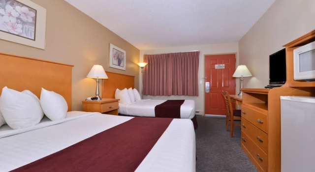 Четырёхместный номер Standard с балконом Canadas Best Value Inn & Suites-Vernon