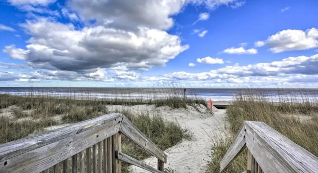 Апартаменты с 2 комнатами с балконом Bright Fernandina Beach Townhome: Walk to Ocean!