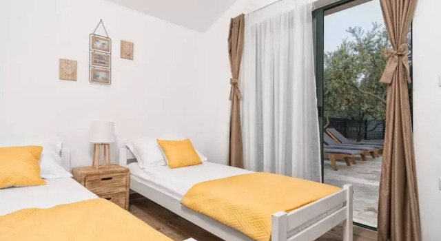 Hidden Gem Holiday Home With Pool in Kastel Stafilic, Varaa Lomakoti Hotellit Split-Dalmatia pysäköinnillä, Pysäköinti