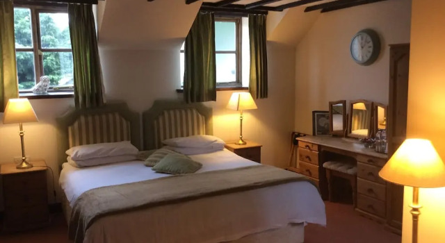 The Hunters Moon, Book Pension Sherborne Dorset