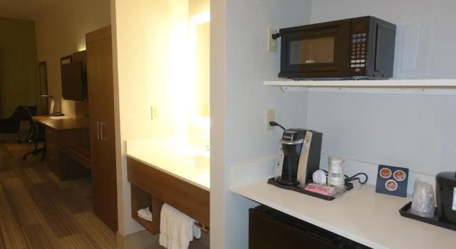 Четырёхместный номер Standard Holiday Inn Express & Suites Brentwood