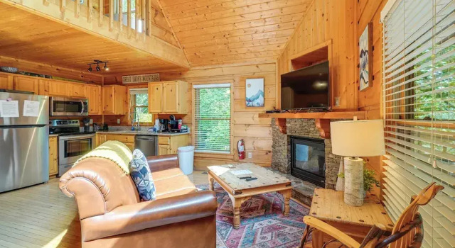 Коттедж Hot Tub & Game Area: Rustic Cabin 5 Mi to Gsmnp
