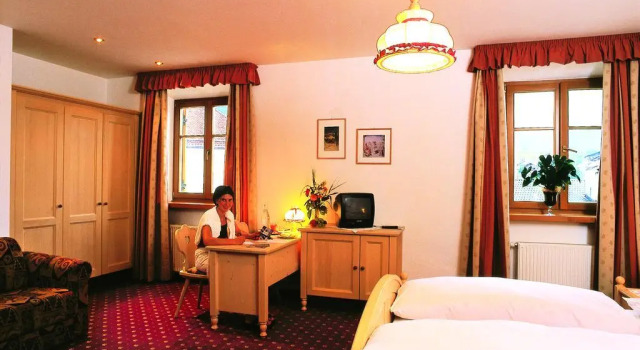Hotel Zum Turm, Забронировать Отель Отели и гостиницы Кастельротто, рядом с Подъемник Маринценлифт, Отель