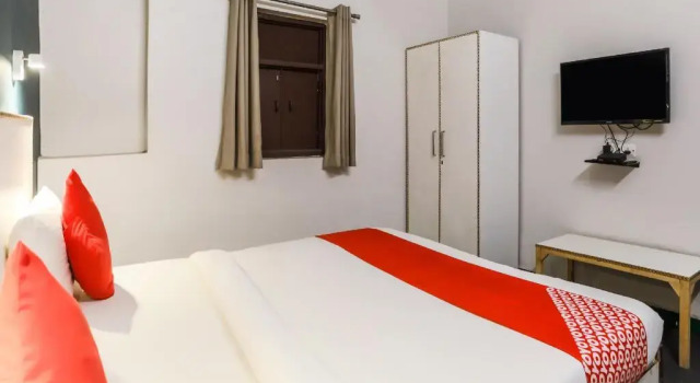 Green View Metro Hospital by OYO Rooms, Забронировать Отель Нойда штат Уттар-Прадеш