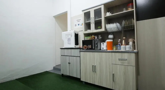 Single Bed in Mixed Dormitory Room With Ac, Rezerwuj Hotel Kuching Sarawak