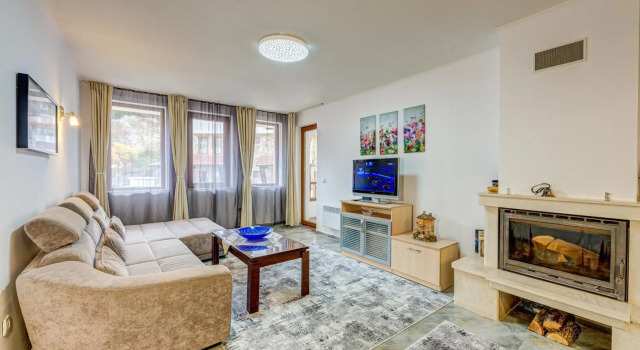 Bright and Spacious 2-BDR Apartment with Balcony