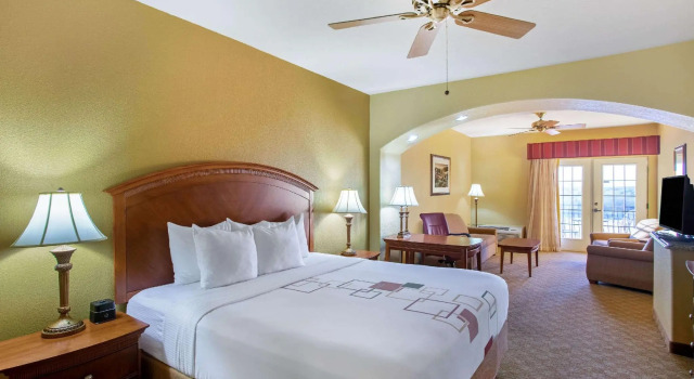 Двухместный люкс Presidential с балконом и с видом на озеро La Quinta Inn & Suites by Wyndham Marble Falls