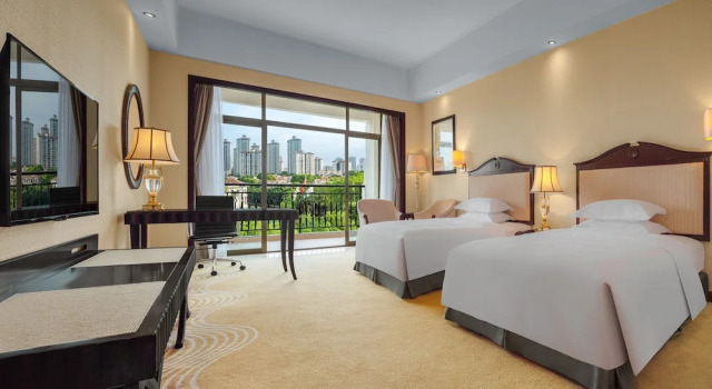 Четырёхместный номер Standard с балконом и с видом на внутренний двор Country Garden Phoenix Hotel Chongqing