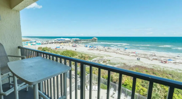 Апартаменты Пентхаус с 2 комнатами с видом на океан Chateau by the Sea - Cocoa Beach Oceanfront Pet-Friendly Condos with Rooftop Deck & Heated Pool