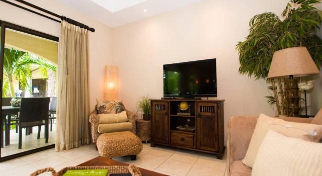 Casa del Sol-4 Secured and Quiet Complex - Minute Walk to the Beach