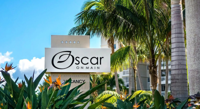 Кровать в общем номере с 2 комнатами Oscar On Main Beach Resort