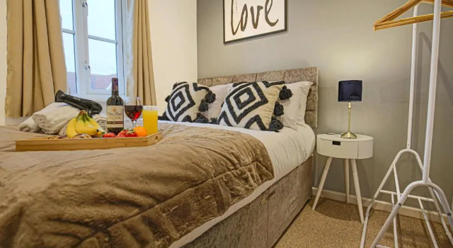 Spacious 3 Bedroom Home in Milton Keynes by HP Accommodation - Free Parking & WiFi, Забронировать Отель Милтон-Кинс Бакингемшир, рядом с Inspired Gourmet Cookery School
