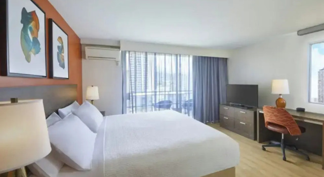 Номер Deluxe с балконом Courtyard by Marriott Waikiki Beach