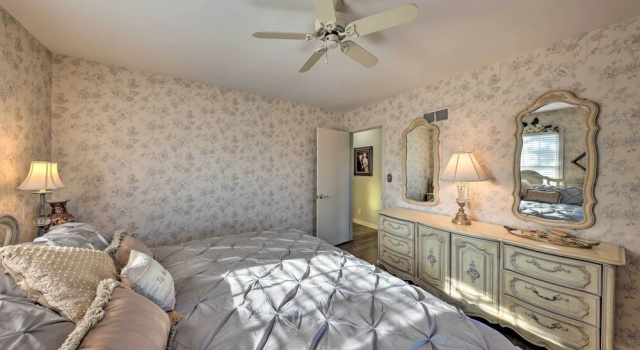 Коттедж с 3 комнатами с балконом Cozy Kansas City Home w/ Yard - 9 Mi to Dtwn!
