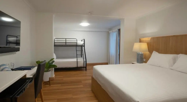 Семейный номер Courtyard Airlie Beach Hotel