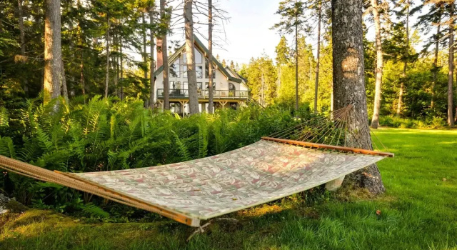 Waterfront Prospect Harbor Cottage: Yard, Fire Pit, 예약 휴가용 주택 Prospect Harbor 미국