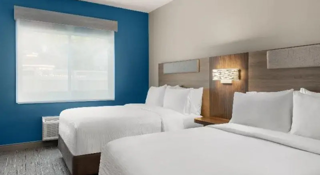 Четырёхместный люкс c 1 комнатой Holiday Inn Express & Suites Hawthorne Elmsford North by IHG