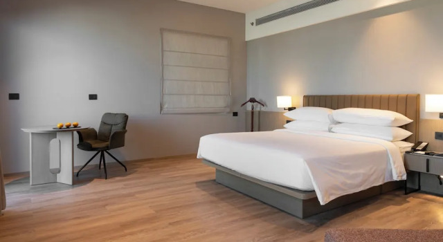 Двухместный люкс с балконом Fairfield by Marriott Vadodara