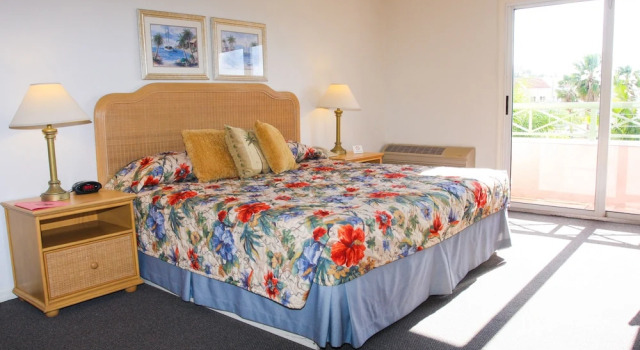 Четырёхместный номер Standard с балконом Castaways Resort and Suites