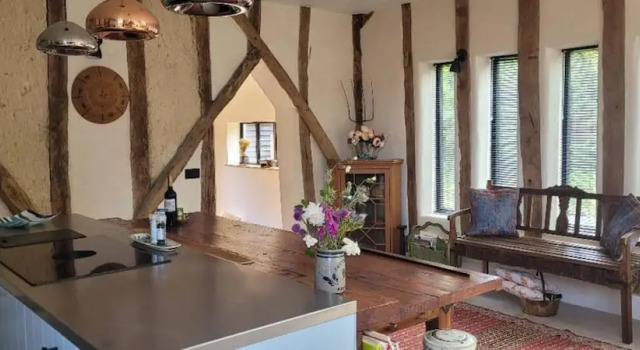 Stunning 3-bed Barn in Norfolk, Book Landbrugsophold Hoteller i Tacolneston med parkering, Parkering