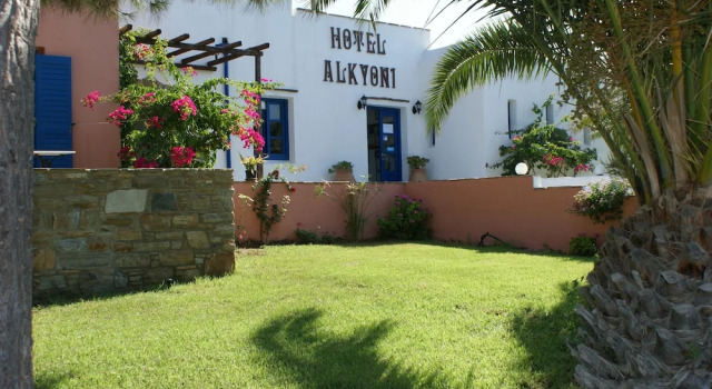 Двухместный номер Standard с балконом и с видом на сад Alkyoni Beach Hotel