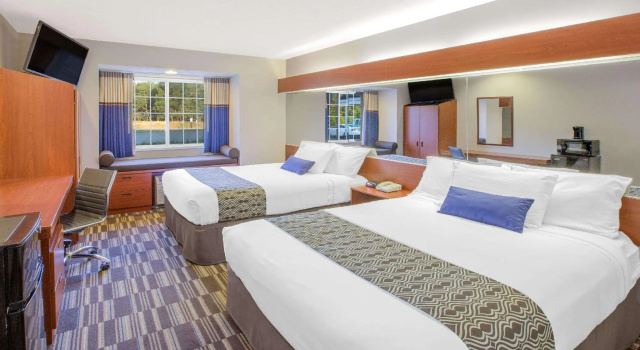 Четырёхместный номер Microtel Inn and Suites Manistee
