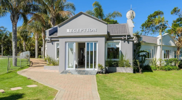 Castleton Unit 73 Plettenberg Bay, Забронировать Отель Отели Плеттенберг-Бей 3 звезды, рядом с The Market Square Shopping Centre Plettenberg Bay, 3*