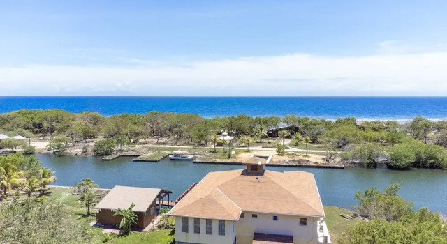 Коттедж с 3 комнатами Coco View Canal Lot 18 Private Home 3 Bedroom Home