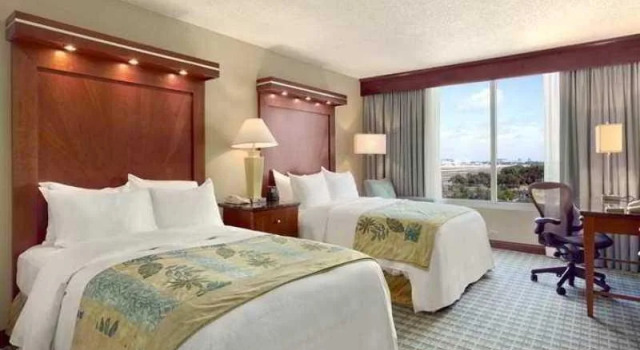 Hilton Fort Lauderdale Airport, Забронировать Отель Отели Дания-Бич 3 звезды, рядом с Tigertail Lake Recreational Center, 3*