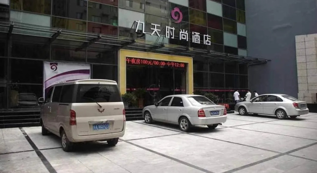 Nine Days Fashion Hotel Zhengzhou China World Trade Center 360 Square, Rezervovat Hotel Čeng-čou Henan