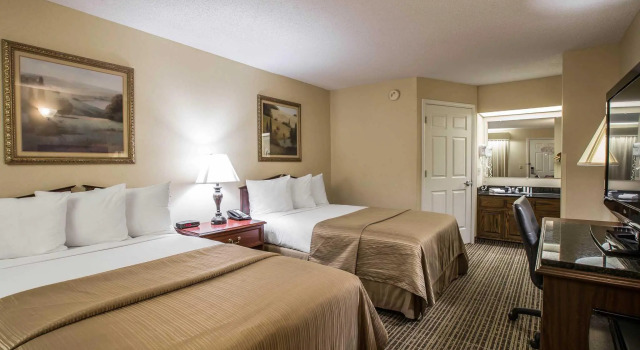 Четырёхместный номер Standard Quality Inn Johnson City I-26 exit 17
