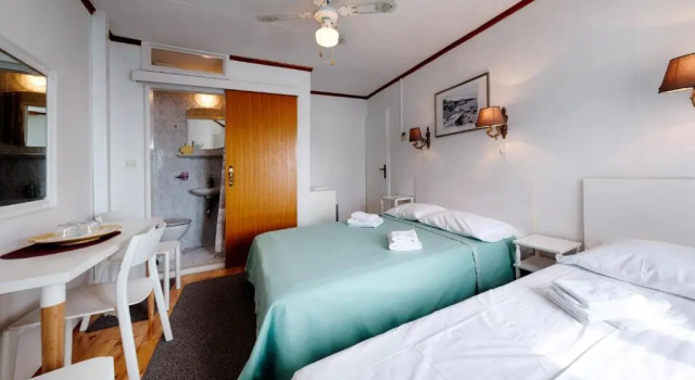 Mira Sea Front Guesthouse, Prenota Hotel Komiza 