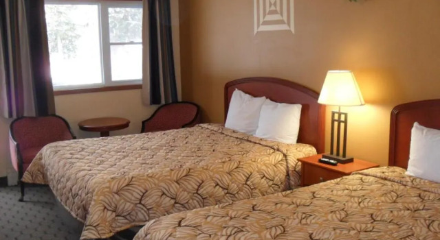 Четырёхместный номер Standard Forest Plaza Motel