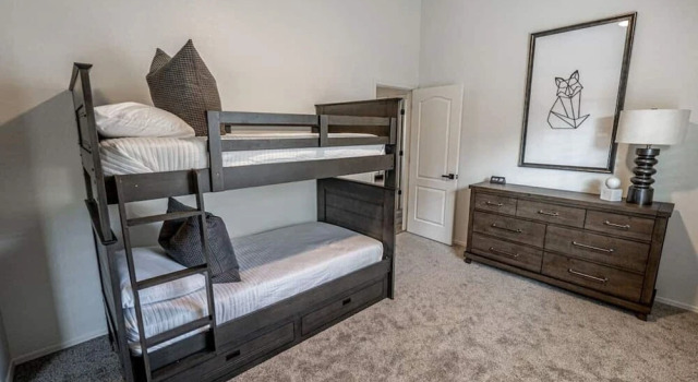 Студия с 4 комнатами New Listing! Stylish 4 Bdrm W/pool and Game Room