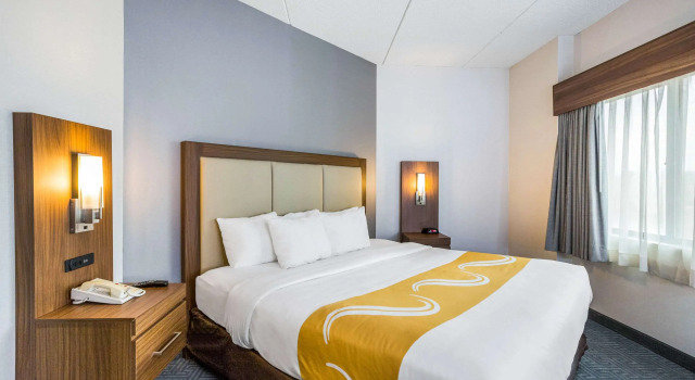 Quality Suites Hotel - Lansing, Rezervați Hotel Waverly Statele Unite ale Americii